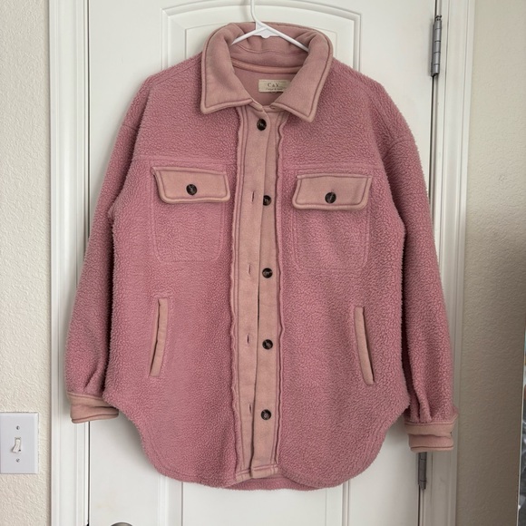 Chelsea & Violet Jackets & Blazers - Chelsea & Violet Women’s Pink Heavy Button Down Double Pocket Sherpa Shacket - L